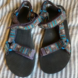 Tevas men’s 7 women’s 8.5